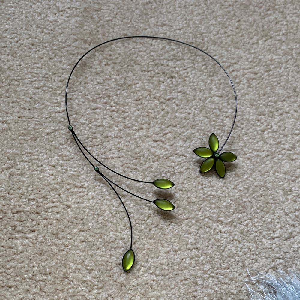 Elegant Black Necklace with Green Accents - Picture 4 of 7